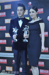 组图：沙溢胡可情侣装亮相庆典