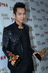 高清图：群星中歌榜后台亮相展示奖杯