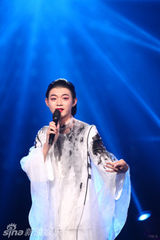 组图：霍尊白裙红唇扮女神 京剧版《我是霍尊》