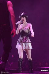 组图：周慧敏香港开唱 超短裙上阵扮少女