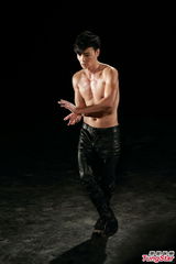 组图：张晋凭《宗师》涨人气 拍首支单曲MV