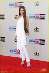 组图：赞达亚白色长裙亮相 露香肩小性感