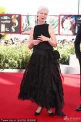 组图：《汤姆》首映 伊芙琳裸背大玩借位吻