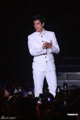 组图：王力宏小巨蛋开唱 “火力全开”大展才艺