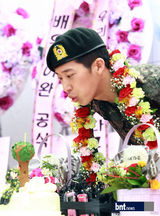 组图：金泰熙弟弟李莞今日光荣退役