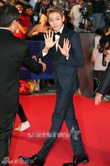 组图：李玹雨金发狼奔头亮相釜山红毯显绅士