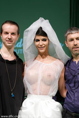 组图:德足球宝贝舍费尔半裸穿婚纱走秀性感火辣