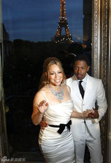 组图：凯莉庆结婚周年秀恩爱 纯白礼服再现求婚戏码