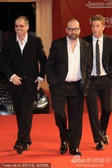 《巴尼的人生》首映 日本导演清水崇戴兔子头套抢镜