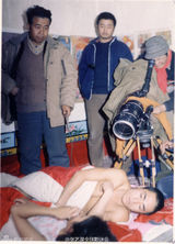 [老照片]吴天明《老井》旧照 指导张艺谋激情戏