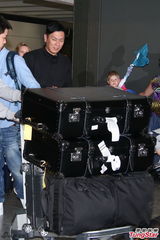 组图：余文乐吴雨霏同日返港现身机场