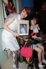 组图：杨丞琳香港会粉丝 预告年底进驻红馆