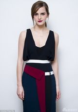 组图：艾玛优雅亮相红唇性感 低胸装露雪白胸脯