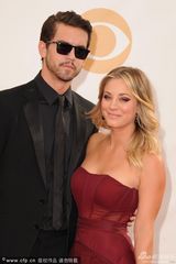 组图：《生活大爆炸》卡蕾-措科红裙亮相红毯