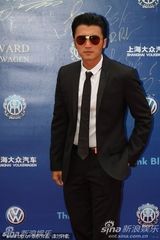 组图：谢霆锋张家辉杨受成亮相红毯展型男酷帅