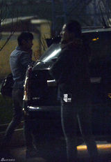 组图：张杰谢娜何炅酒庄品酒 驱车看房欲购房产