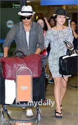 组图：李秉宪李珉廷结束蜜月返韩 牵手亮相机场