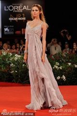 组图：安娜蕾-提普顿闪耀红毯 裸色纱裙飘逸轻盈