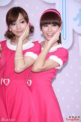 组图：台湾女子组合Popu Lady签唱大秀美腿