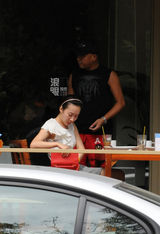 组图：周晓欧吃饭电话不停 开新车送女友回家