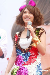 幻灯图：杨丞琳获赠G奶蛋糕 粉丝祝其拥有傲人胸部