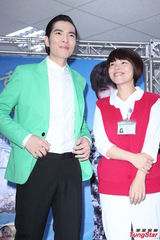 组图：萧敬腾亮相任招募大使 绿色小西装抢镜