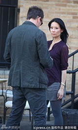 组图：刘玉玲《基本演绎法》片场 干练演绎女版华生