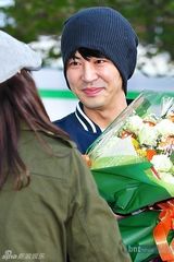 组图：神话成员JunJin退役 众粉丝迎接感动落泪