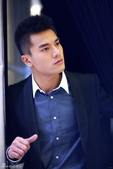 组图：郑凯拍摄秋装写真 精致剪裁秀优雅绅士风