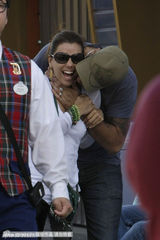 组图：绝望主妇伊娃-朗格利亚与男友当街种草莓  