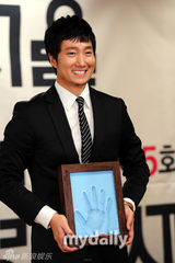 组图：韩星朴海日担任首尔老年人电影节形象大使