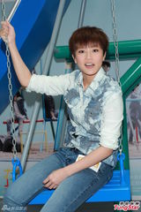 组图：何韵诗自嘲未变性 短信安慰容祖儿