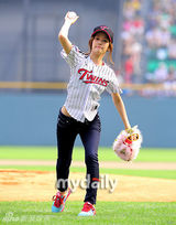 组图：韩国女艺人郑素敏担任棒球比赛开球嘉宾