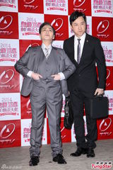 组图：张小燕哈林将任红白艺能主持人 西装油头