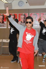 组图：郭富城为演唱会彩排 高价邀得Rain排舞师