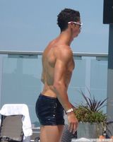 幻灯图：C罗提前结束世界杯征程 游泳纳凉狂晒胸肌