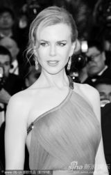 组图：妮可戛纳走秀风情露背 真空激凸艳光四射