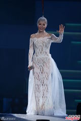 组图：丁当开唱险出事故 与徐佳莹女女亲吻