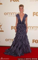 组图：艾美奖红毯 海瑟-莫里斯深V长裙胸前无料