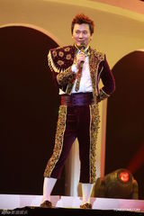 组图：张信哲红馆开唱 深情演绎哲式情歌