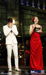 组图：孙浩英《歌剧明星》获胜 严智苑主持礼服抢眼