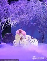 组图：尼基-米娜姬表演 白色皮草顶粉发装扮雷人