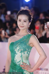 组图：刘诗诗裸肩绿裙亮相白玉兰红毯 青春活泼