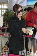 组图：李宝英婚后现身机场 新娘幸福笑容盖不住