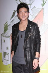 组图：宥胜签售新书 笑称被奶奶逼婚