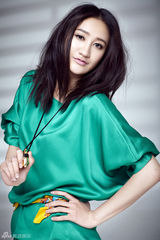 组图：曾泳醍翠绿大片混搭玩转撞色世界