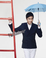 组图：罗嘉良最新杂志写真显童趣