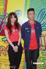 组图：周柏豪感慨生命易逝 祝福何超云觅真爱