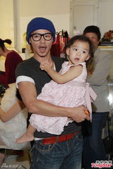 组图：蔡少芬挺大肚拍全家福 与爱女玩亲亲