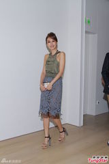 组图：杨千嬅白衬衣透出黑胸罩 笑谈育儿趣事